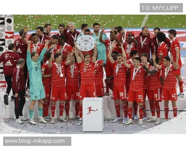 拜仁官方推特发布德甲对阵斯图加特海报基米希与卡尔共同亮相